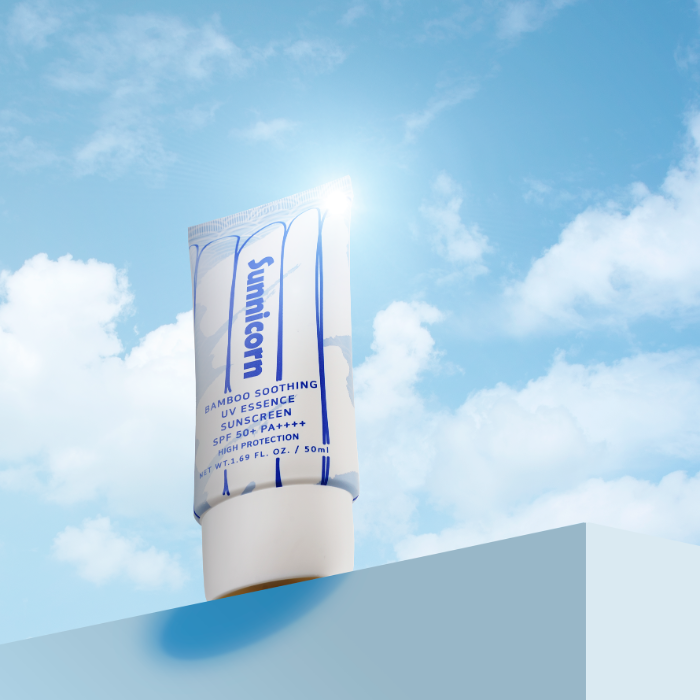 sunnicorn Bamboo Soothing UV Sun Essence SPF 50+ PA+ förpackning mot himmelen
